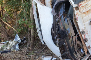 Caminhão cai em ribanceira e mata ocupante na hora, na Serra da Alegria, em Coxim