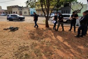 Morador de rua é achado morto em praça de Corumbá