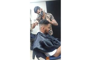 Cabeleireiro oferece corte grátis para quem está em busca de emprego em Campo Grande
