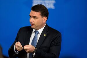 PAGA A NOSSA TAMBÉM: Flávio Bolsonaro assume que Queiroz pagava contas pessoais dele