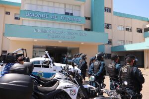 Emoção: PM presta continência e aplaude médicos e pacientes que enfrentam covid em Campo Grande