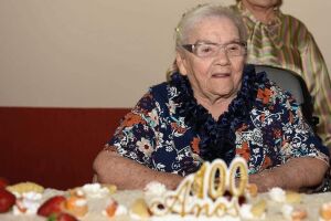 Após AVC e covid, idosa de 102 anos vence batalha e se recupera em casa