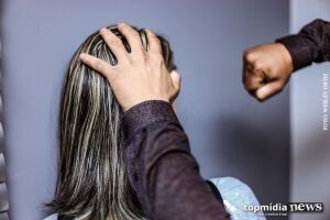 Mulher é agredida a socos e pauladas pelo marido ao chegar em casa