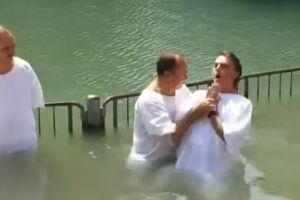 Vídeo: coincidências da vida? Pastor preso na Placebo batizou Bolsonaro