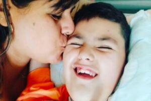 Mãe do João Lucas apela por cadeira de rodas adaptada: 'ele é todo molinho'