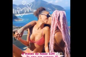 Namorada de Ludmilla ignora preconceito e posta foto beijando cantora