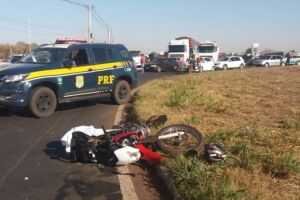Motociclista bate em caminhão e morre em rotatória de Paranaíba