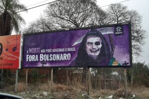 Em Corumbá, servidores federais colocam outdoors “da Morte” para dar boas-vidas a Bolsonaro
