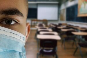 Escolas terão que monitorar comunidade para retomar aulas presenciais