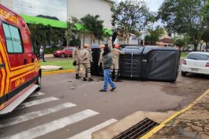 Caminhonete tomba após acidente e fecha trânsito no centro de Dourados