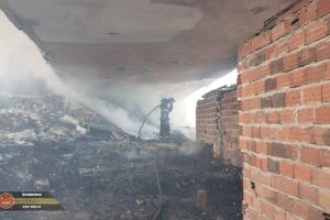 Criança morre queimada durante incêndio em imóveis de madeira