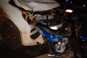 Casal de motociclista é atingido por caminhonete e fica gravemente ferido