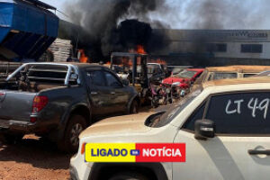 Em Dourados, incêndio destrói carros apreendidos no pátio do Detran