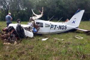 Avião de pequeno porte cai em Camapuã