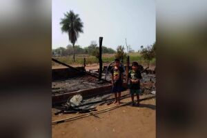 Família com 6 crianças perde tudo em incêndio durante parto da caçula
