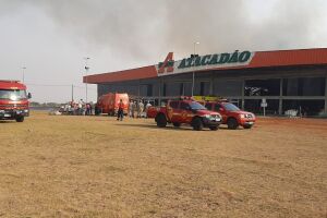 Após 13 horas, bombeiros continuam luta árdua de combate contra incêndio no Atacadão