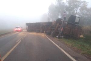 Motorista tomba carreta na BR-376