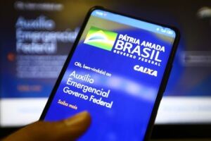 Bolsonaro anuncia auxílio de R$ 300 até dezembro