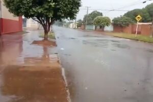 Oi sumida: chuva chega em bairro de Campo Grande e traz alívio a moradores (veja o vídeo)