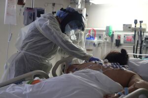 Mortes diárias caem e total de vidas perdidas na pandemia chega a 125 mil