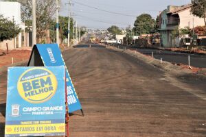 Após 35 anos de espera, asfalto começa a chegar no Nova Lima
