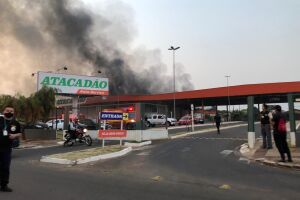 VÍDEO: incêndio atinge Atacadão e funcionários saem às pressas na Duque de Caxias