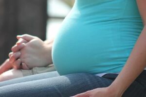 Sogra de adolescente com gravidez de risco consegue guarda da menor