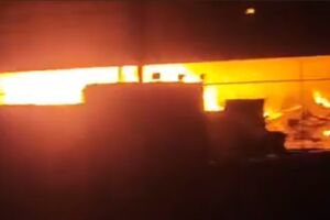 VÍDEO: fogo destrói Atacadão por completo e medo agora é chegar em residências