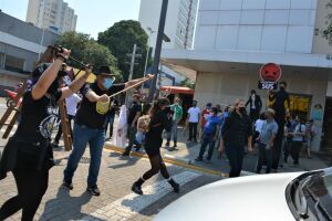 VÍDEO: com cruzes e caixão, CUT protesta contra reformas de Bolsonaro na 14 de Julho