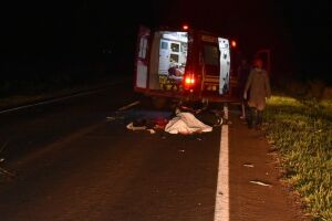 Mulher invade pista, bate moto em carreta e morre na BR-267