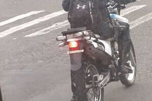 Leitor vê moto da PM sem placa e alerta: 'dá multa e recolhimento do veículo'