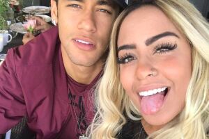 Irmã de Neymar fica 'puta' e rebate críticas ao irmão nas redes sociais