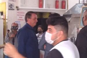 Sem máscara, Bolsonaro vai a pastelaria em Eldorado