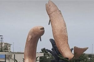 Escultura era para ser peixes gigantes, mas gerou revolta por parecer outra coisa