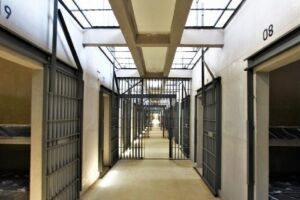 Detentos promovem tumulto durante banho de sol no presídio da Gameleira; PM no local