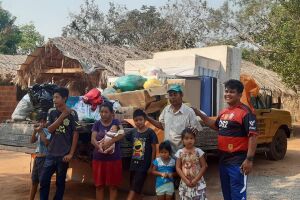 Família recebendo móveis, comida, roupas e calçados