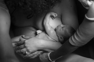 Estudo diz que mães com covid não precisam ser separadas de seus recém-nascidos