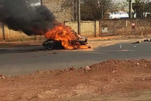 Vídeo: mais uma vítima do calor? Chevette sucumbe às chamas na Cônsul Assaf Trad