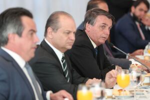 Bolsonaro assina decreto e prorroga redução de jornada e salários até dezembro