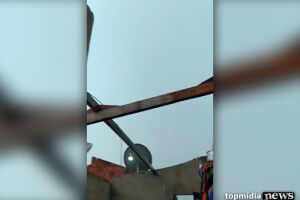 VÍDEO: chuva destrói telhado e mãe perde tudo no Teruel Filho: 'por Deus, me ajudem'