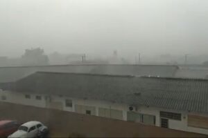 VÍDEO: chuva forte leva caos ao trânsito e deixa regiões sem luz em Campo Grande