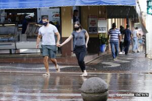 VÍDEO: chuva cai seis dias antes e obriga até motociclista a botar capa em Campo Grande