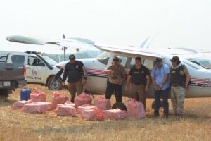 Paraguai apreende avião com 400 kg de cocaína; piloto tentou queimar droga