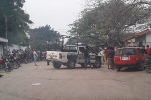 Na fronteira, manifestantes pedem justiça e ateiam fogo em delegacia