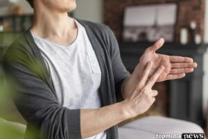 Médico da UPA Vila Almeida se comunica em Libras com paciente surdo e surpreende