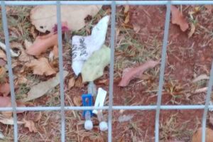 Visitante acha lixo hospitalar na grama da Santa Casa e alerta: 'tem crianças lá'