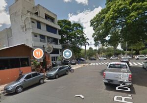 Homem fica ferido após suspeito dar 10 tiros em frente de tabacaria em Campo Grande