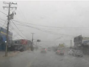 Chuva na regi&atilde;o central de Campo Grande