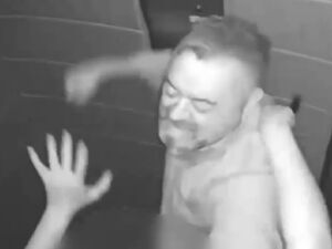 Câmera de segurança instalada no elevador de um prédio no Guará II flagrou Cleber Lúcio Borges agredindo a esposa com socos e cotoveladas