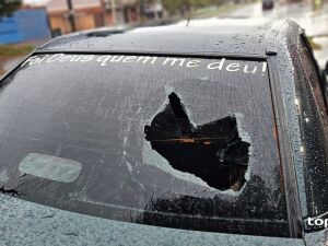 Frase adesivada no Ford Versailles de Claudio contrasta com a atitude extrema registrada na madrugada deste domingo